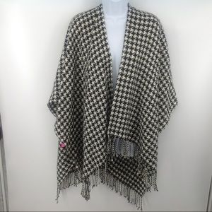 Black and white houndstooth shawl
